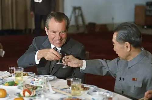 President Nixon and Primer Zhou toast.