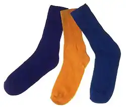 die Strümpfe (Singular: der Strumpf) = die Socken (Singular: die Socke)