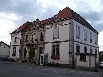 The town hall in Étobon