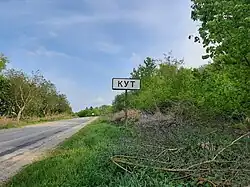 Picture of road sign, reading Kut in Ukrainian.