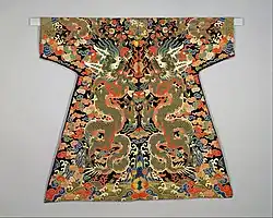 Early design of the Qing dynasty dragon robe, 17th dynasty.[36][note 3]