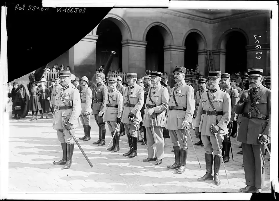 Dreyfus (5th from right) in 1919