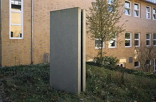 Untitled, 1991, Anroechter Dolomit/Stainless Steel, ca. 300/125/55&nbsp;cm (Location: KIT, Karlsruhe)