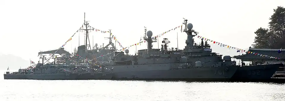 ROKS Gimcheon and ROKS&nbsp;Seoul on 31 December 2015.