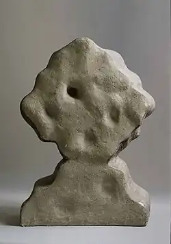 Head with dimples (1969), asbestos cement, h. 77 cm