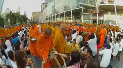 Piṇḍapāta next to CentralWorld, Bangkok, Thailand