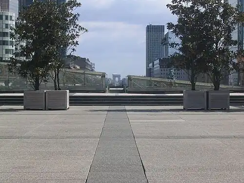 A view of the Arc de Triomphe from La Défense 5&nbsp;km (3&nbsp;mi) away.