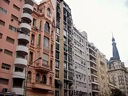 Along the avenue's San Nicolás side