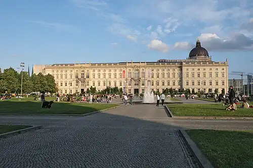View from the Lustgarten to the palace with the statues on the balustrade, 2025