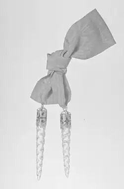 Ribbon tie with aiglets