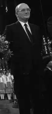 Bundesarchiv B 145 Bild-F074157-0009, Frankfurt, ZNS Weihnachtskonzert, Hannelore Kohl (cropped).jpg