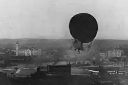 Hamilton piloting a Knabenshue airship over Minneapolis, 1906