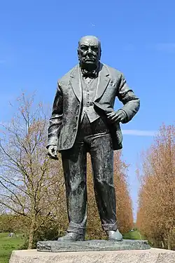 A statue of Winston Churchill in bronze