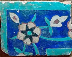 Colored-glaze “cloisonné” tile (haft-rang technique with black line) found in the area of minaret No. 5.[35]