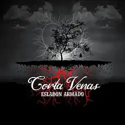 In black-and-white colors, a tree is seen on a floating piece of land, containing two swings hanging on a branch with one person sitting on one of them. Red-colored roots are also seen growing from under the land, with text read as "Corta Venas" and "Eslabon Armado" at the front.