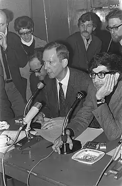 Joop Hueting speaking in a cafe.