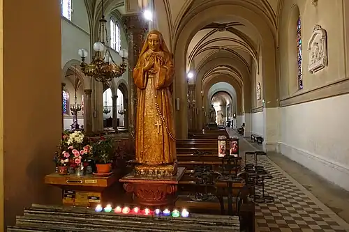 Side aisle with statue of the Virgin Mary