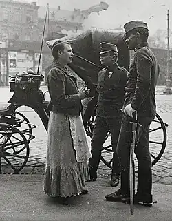 Dienstbotin und Soldaten am Radetzkyplatz, Vienna