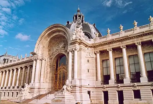 The grand entrance of the Petit Palais, and its impressive colonnade