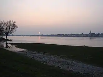 Le Fresne-sur-Loire seen from the south bank of the Loire, during high water.