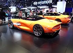 Prise 2/4 côté/arrière d'une voiture orange.