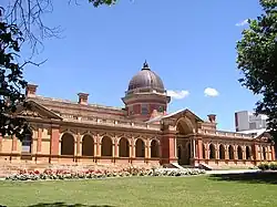 Goulburn Court House; built between 1885–87 and demonstrating Palladian concepts and Mannerist influences[28]