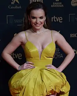 Melody in a yellow dress on the red carpet at the 39th Goya Awards.