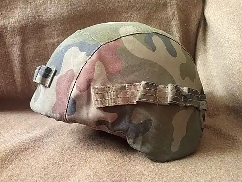 The wz. 2000 helmet with cloth cover in wz. 93 Pantera camo.