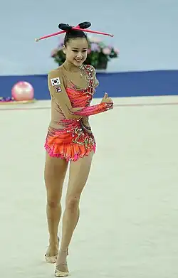 Balancing both clubs on top of the head (Son Yeon Jae)