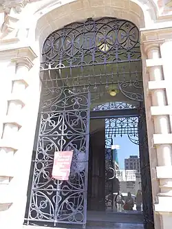 Image of the bank's entrance.