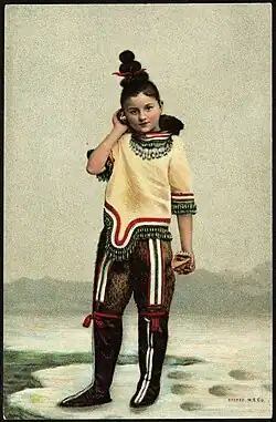 Jente i inuitliknende drakt