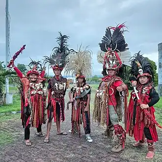 Baju adat Minahasa Kabasaran di benteng moraya