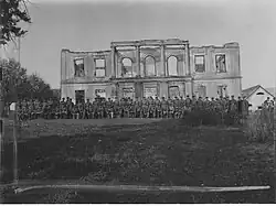 Celebrations of the 10th anniversary of the Border Protection Corps in the KOP company stationed in Turylcz. Group photograph of the company of shooters against the background of the ruins of the castle in Turylcz; 1934 Illustrated Courier Courier -