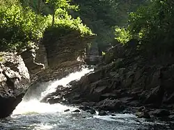 La rivière Saint-Charles au pied de la chute Kabir Kouba (Loretteville, QC)