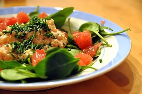 Salmon tartar with spinach and red grapefruit