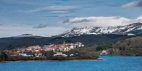 Legutio and the Urrunaga Reservoir