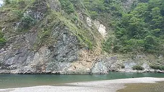 Diorite dike intruding outcrop of the Dalupirip schist exposed somewhere in the Dalupirip segment of the Agno River.