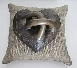 “With Love”. 2021, l = 60 cm, bronze, textile (Liudmila Piatrul)