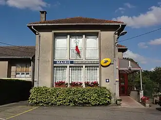 The town hall and post office in Mercy-le-Bas