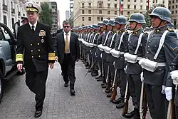 Chilean honour guard next to U.S. Admiral Michael G. Mullen in March 2009