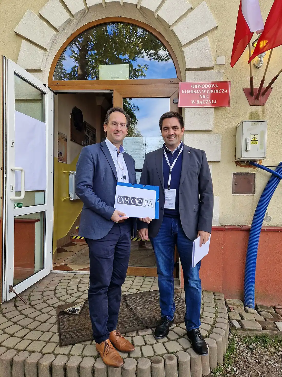 Minnich (MP, Austria) and Kaufmann (MP, Germany) at a polling station in Krakow, 15 October 2023 (53260497211).jpg