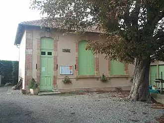 The town hall in Monferran-Plavès