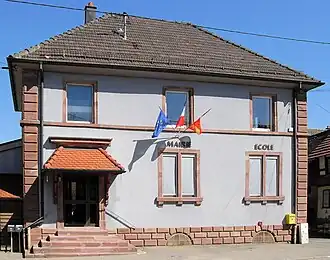 The town hall and school in Mortzwiller