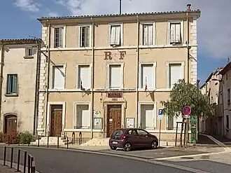 The town hall in Névian