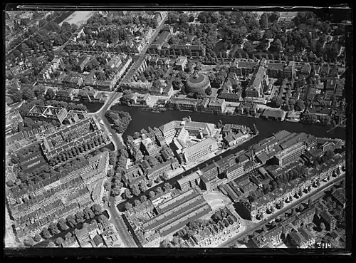 Aerial photo of the Roetersstraat and surroundings, seen in a northerly direction. In the middle under the Roetersstraat. Plantage Muidergracht in the middle from left to right. Behind it the Plantage neighborhood ; circa 1930.
