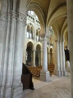 The alternating piers and columns of the grand arcade, which support the vaults