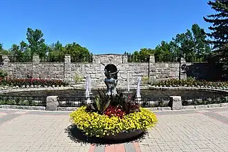 View of the fountain.