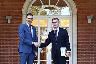 Pedro Sánchez and Alberto Núñez Feijóo shaking hands in Moncloa palace