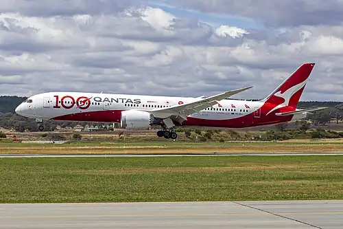 VH–ZNJ with 100th anniversary of Qantas' livery
