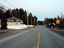 Route 222 goes through cottage areas in Saint-Denis-de-Brompton.